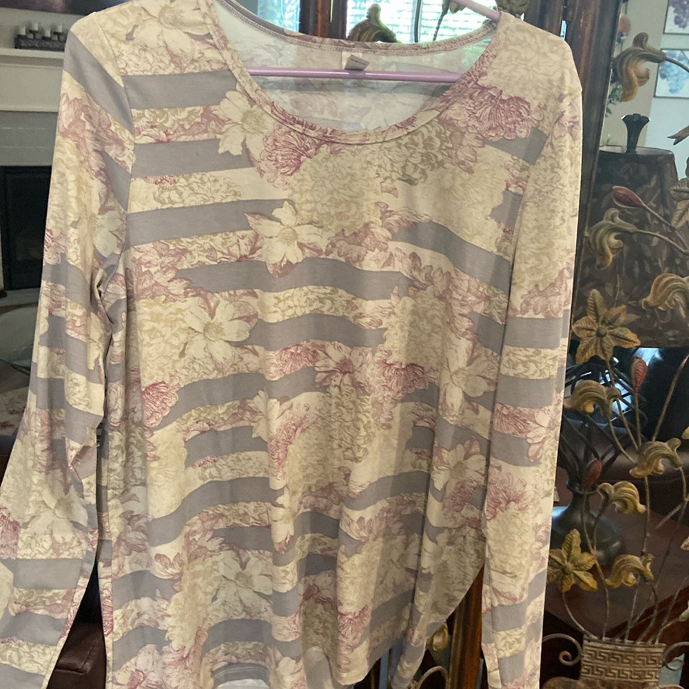 Long sleeve tshirt pretty soft grey and flowers